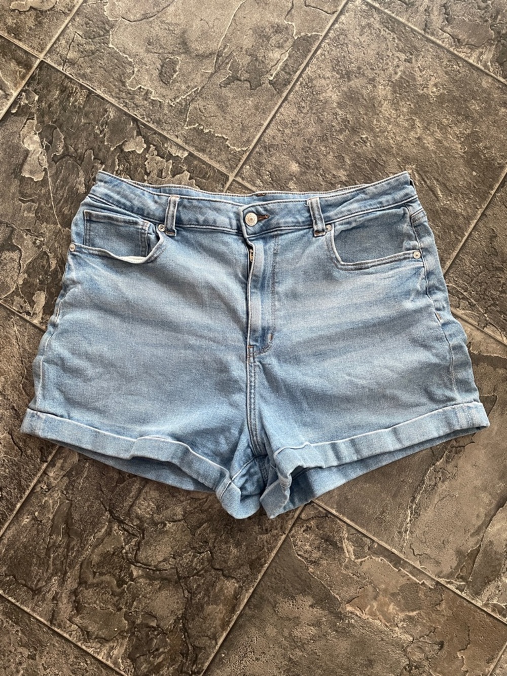 AMERICAN EAGLE ‘Mom Short’ Stretch Light Wash Denim Summer Roll-Cuff Shorts